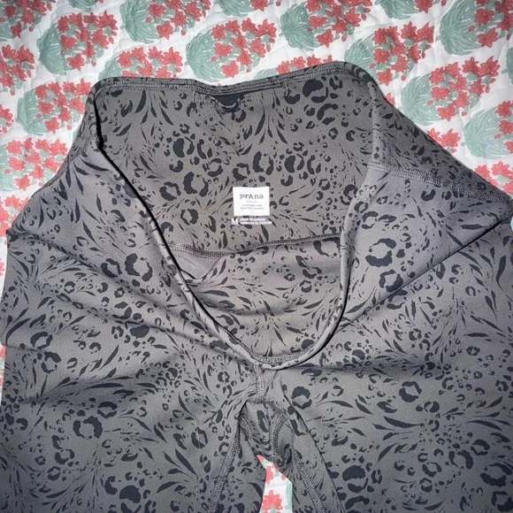 Prana Chakara Dark Iron Leopard Capri Legging M - Picture 3 of 5